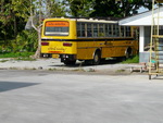 Elefantentrekking in Pang Nga ein Schuhlbus an einer Tankstelle (TH).